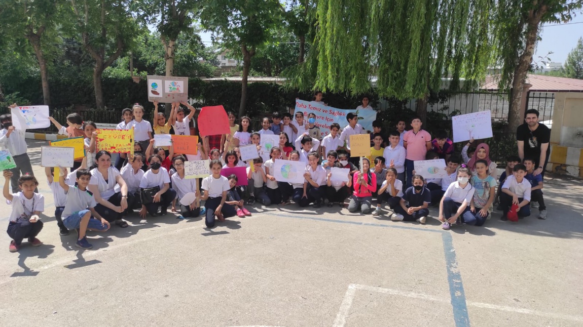 Çevre Koruma Haftası Kapsamında Öğrencilerle Çevre Temizliği Yapıldı